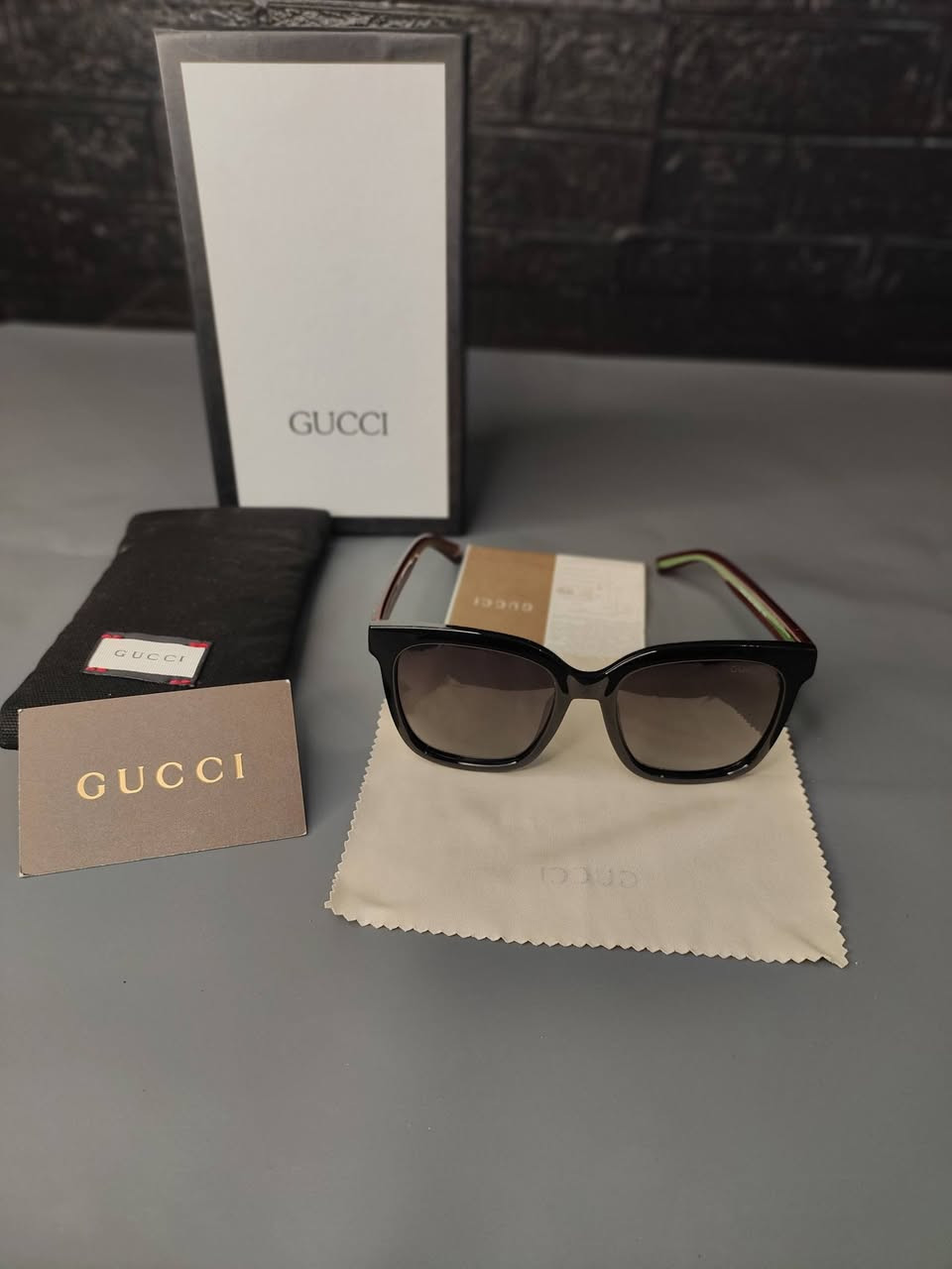 تألق بإطلالة تخطف الأنظار مع نظارات "GUCCI" الفاخرة، مزيج مثالي بين الفخامة والأناقة العصرية التي تستحقها.


**إذا كنت صاحب هذا الإعلان وتريد حذفه لأي سبب، رجاءا أرسل رسالة إلى الدعم الفني**
