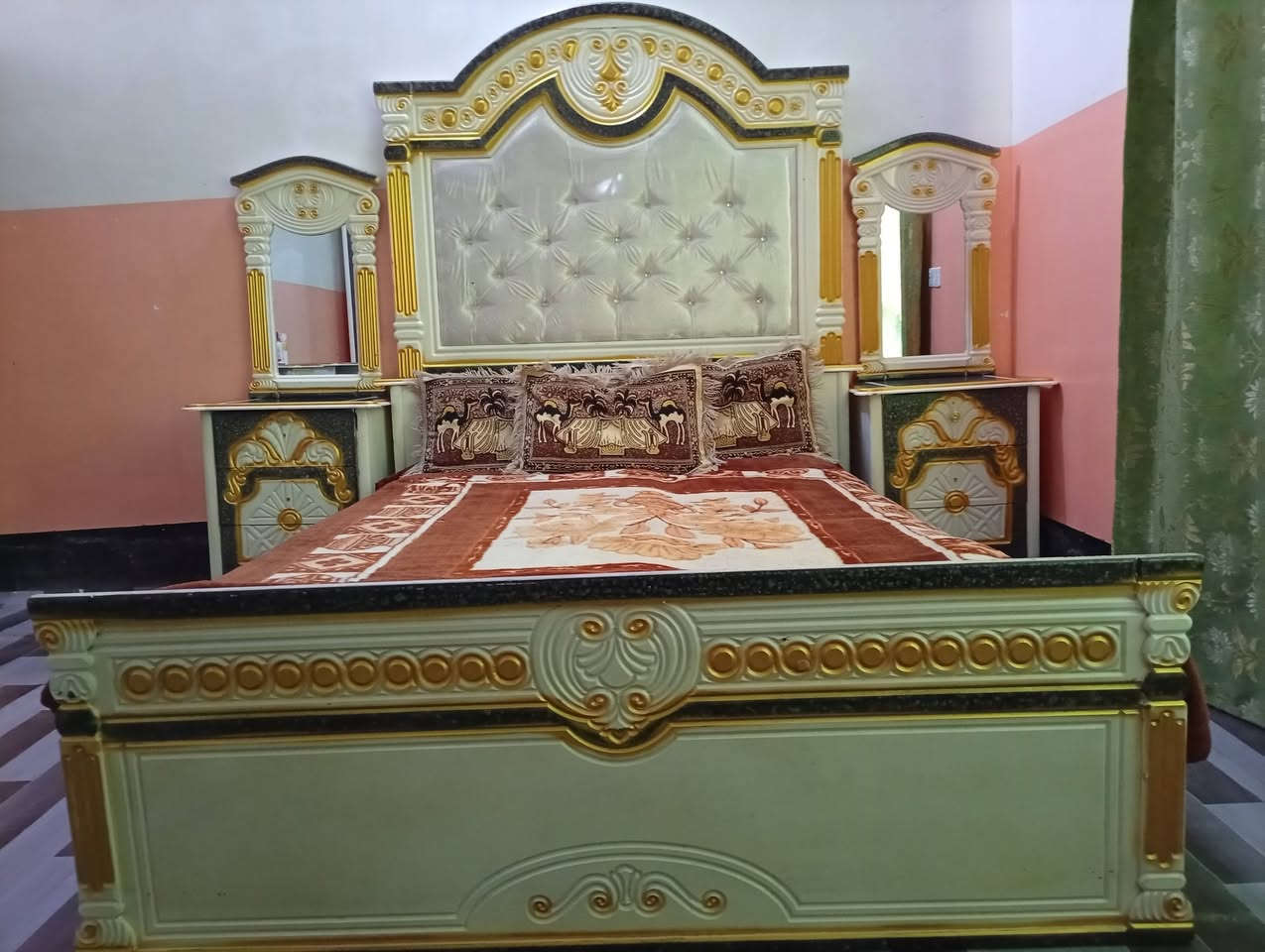 للبيع قرفه اخشاب جديده مستعملة 3 اشهر خشب صاج درجه أوله السعر مليون وربع بيه مجال المكان الكرمه الاستفسار *********** غير متواجد على الفيسبوك
