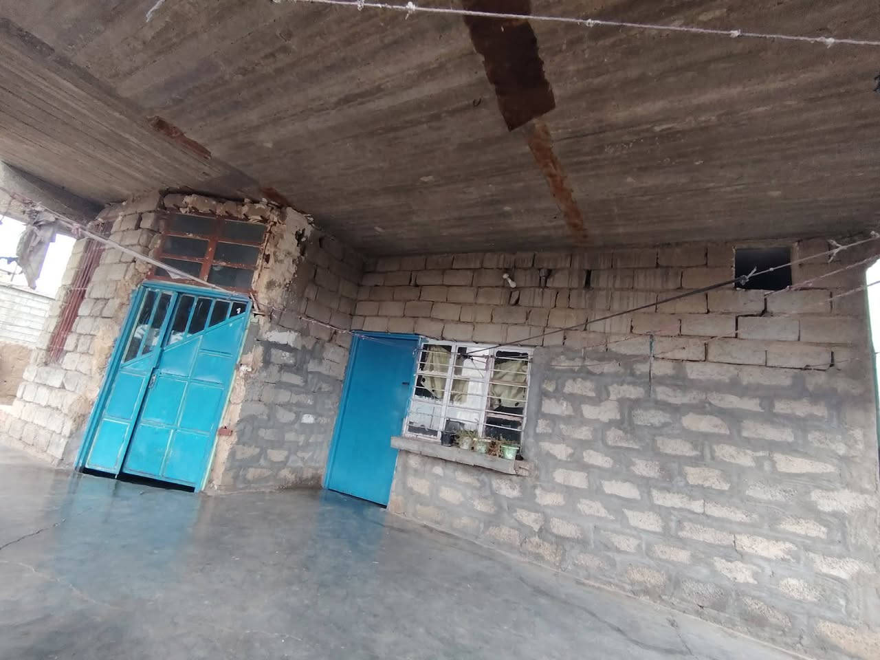 للبيع بيت كامل وجاهز وبناء جديد  بالجريه جيران حمد العبد الياس ركن القطعه مساحتها 800 البيت يتكون من غرفتين ومطبخ وصحيات داخليه وهول وربعه السعر ع المراهم ***********
