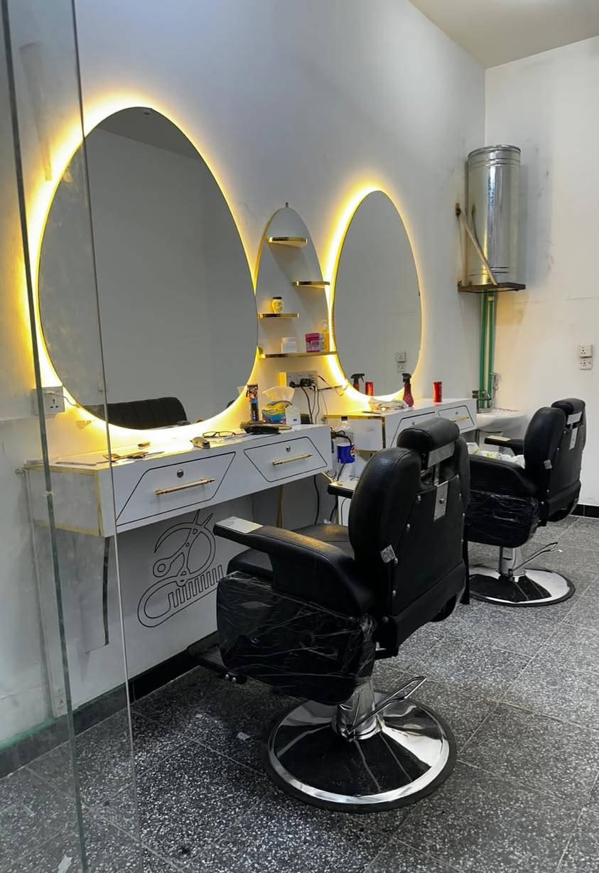 السلام عليكم غراض مستعمله للبيع نظافه ٩٩بالميه كراسي ومرايات بغداد حي القاهره ***********
