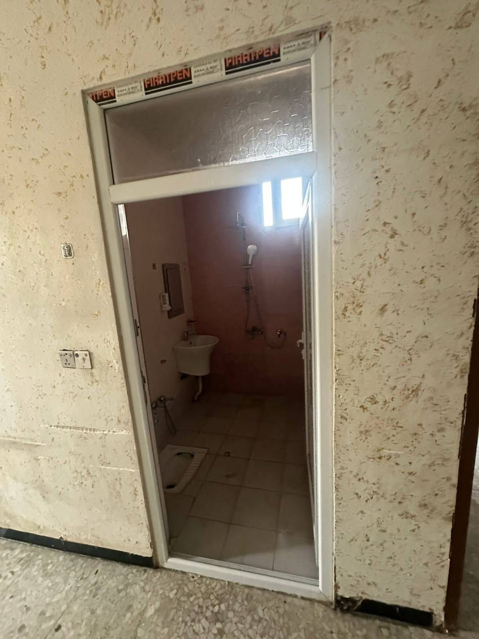 بيت للايجار طابق ثاني مساحه 100 م  معزول ومرتب
قرب مستوصف الجولان يتكون من غرفتين نوم -صاله -استقبال - مطبخ 
بدل الأيجار 350 
للستفسار فقط ع رقم ***********
