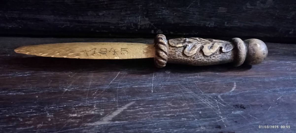 للبيع قطعة أنتيك مميزة ونادرة جداً، عبارة عن خنجر منحوت يدوياً بدقة عالية من الخشب الصلب.
التاريخ: منقوش عليها عام 1945 (نهاية الحرب العالمية الثانية).
​التصميم: مقبض منحوت بشكل احترافي على هيئة "ورقة بلوط" (Oak Leaf) مع تفاصيل دقيقة.
​الحالة: ممتازة ومحافظة على تفاصيل النحت الأصلية.
​الاستخدام: قطعة ديكور فاخرة للمكاتب أو إضافة مميزة لمجموعات الأنتيك العسكرية والتاريخية.
قطعة تحمل عبق التاريخ وتصلح كهدية فاخرة أو للاقتناء الشخصي.
التواصل واتساب (***********)
(لا يوجد توصيل)
