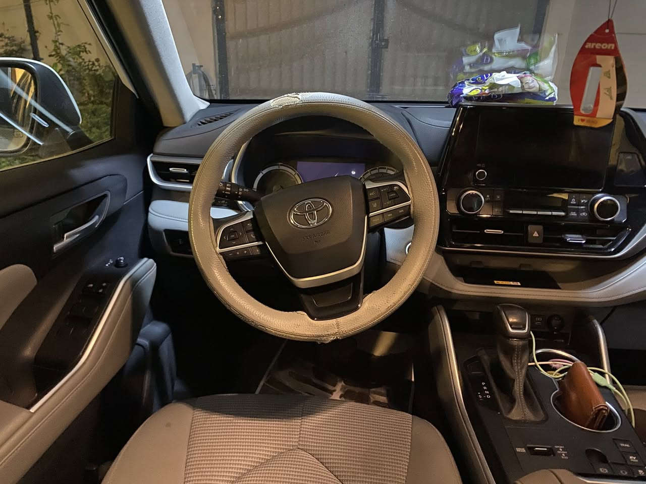 السلام عليكم 
توجد تيوتا هايلاندر ٢٠٢٤ 

ماشية ٣٨ هايبرد 
شركة عبد الطيف جميل. خليجي  

السعر٣٠٨ بيها تصليح بالقمارة بسبب النقل  موجود الصور التصليح السيارة جديدة وحلوه موصفات GLE

كشن كهرباء 

حشن واير لأيس كامرة حساسات تحديد مسار 

***********
