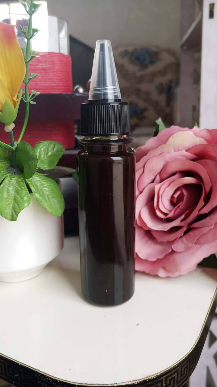 زيت الأعشاب والزيوت الطبيعية للشعر
يغذّي فروة الرأس ويقوّي البصيلات
يقلّل التساقط، يزيد الكثافة والطول
يعطي نعومة ولمعة صحّية 
طريقة الاستخدام:
يدهن كمية مناسبة من الزيت على فروة الرأس ويُدلّك بلطف، ويُوزّع على كامل الشعر، يُترك من ساعتين إلى 4 ساعات  
عدد المرات:
مرتين إلى 3 مرات بالأسبوع 
مناسب للبنات والشباب ✔️
مجرّب ونتيجته ترجع تشتريه 💚


**إذا كنت صاحب هذا الإعلان وتريد حذفه لأي سبب، رجاءا أرسل رسالة إلى الدعم الفني**