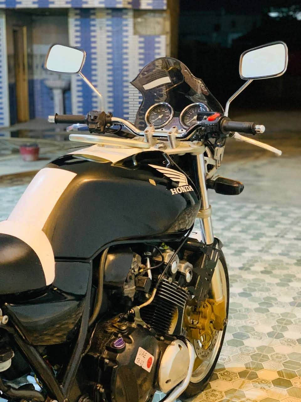 السلام عليكم.
للبيع
دراجة هوندآ Cb400
جيل ثالث
سكيورتي. 
وضع شركه كير ومحرك كفاله.
مكانها الانبار الخالديه
للٌاستفسار ***********
