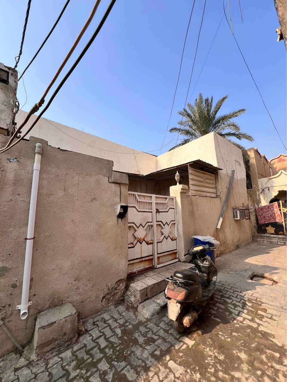 الـسـلام عـلـيـكم 
دار 🏠 للـبيـع 
مـحـموديه قرب سوق الذهب 
عـلـمـا البيت داخل مجاز 
يحتوي ثلاث غرف 
ثنين جوه وحده فوك 
مساحته 120متر
ملاحظه ((مكلف بالنشر )) 
للتواصل والاستفسار الرقم  *********** عمارة, ميسان
