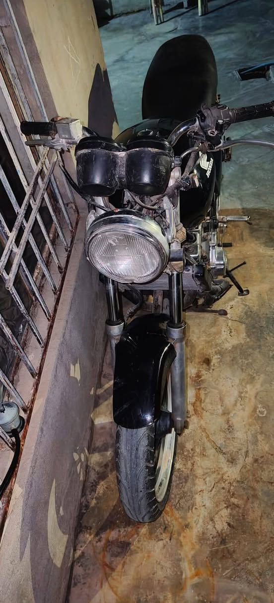 ماطور بطح مراوس او بيع هونده cb r 400 الماطور صار شهرين مامشغله  منفيس كامل ابيع هيج يحتاج باتري


**إذا كنت صاحب هذا الإعلان وتريد حذفه لأي سبب، رجاءا أرسل رسالة إلى الدعم الفني**