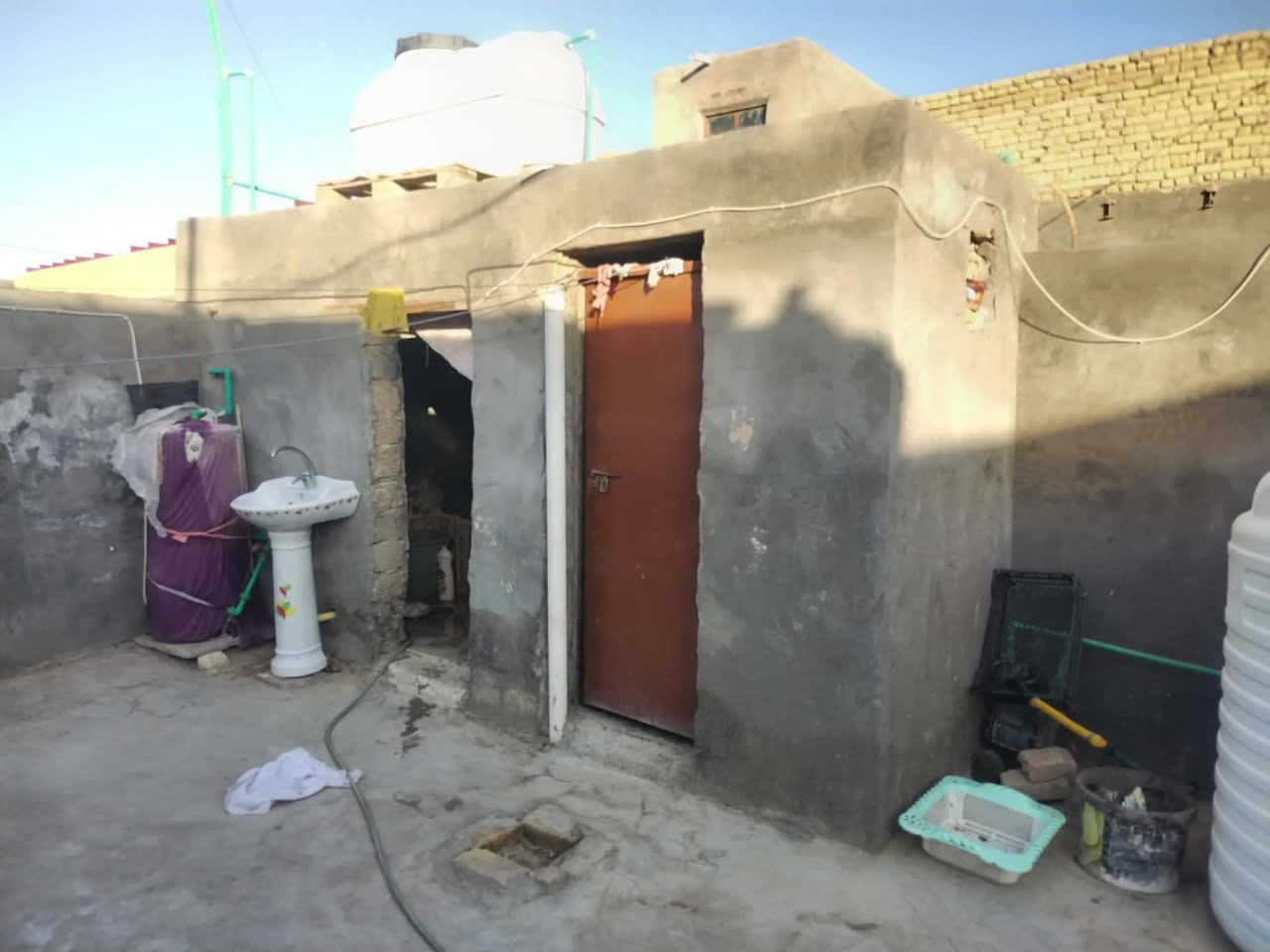 سلام عليكم 
بيت للبيع زراعي حي الملايين
قريب لطابو سايدين حي الشرطه 
مساحة(200م)
يحتوي على غرفتين وصاله ومطبخ وصحيات 
للاستفسار/ مراجعة مكتب عقارات الفنار مجاور مستشفى الخضر العام (***********)
