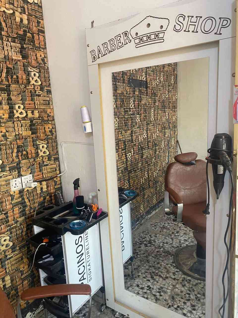 السلام عليكم
غراض حلاقه للبيع محل كامل فاترينات مرايه عدد2 فاترينا غراض عدد 1
كراسي حلاقه نضافه 95٪ ستعمال شهرين
عربانه غراض نضيفة عدد 2

سعر الكرسي الواحد 250
الفاترينات 150
العرباين 70
مكان بغداد
تواصل واتساب ***********
