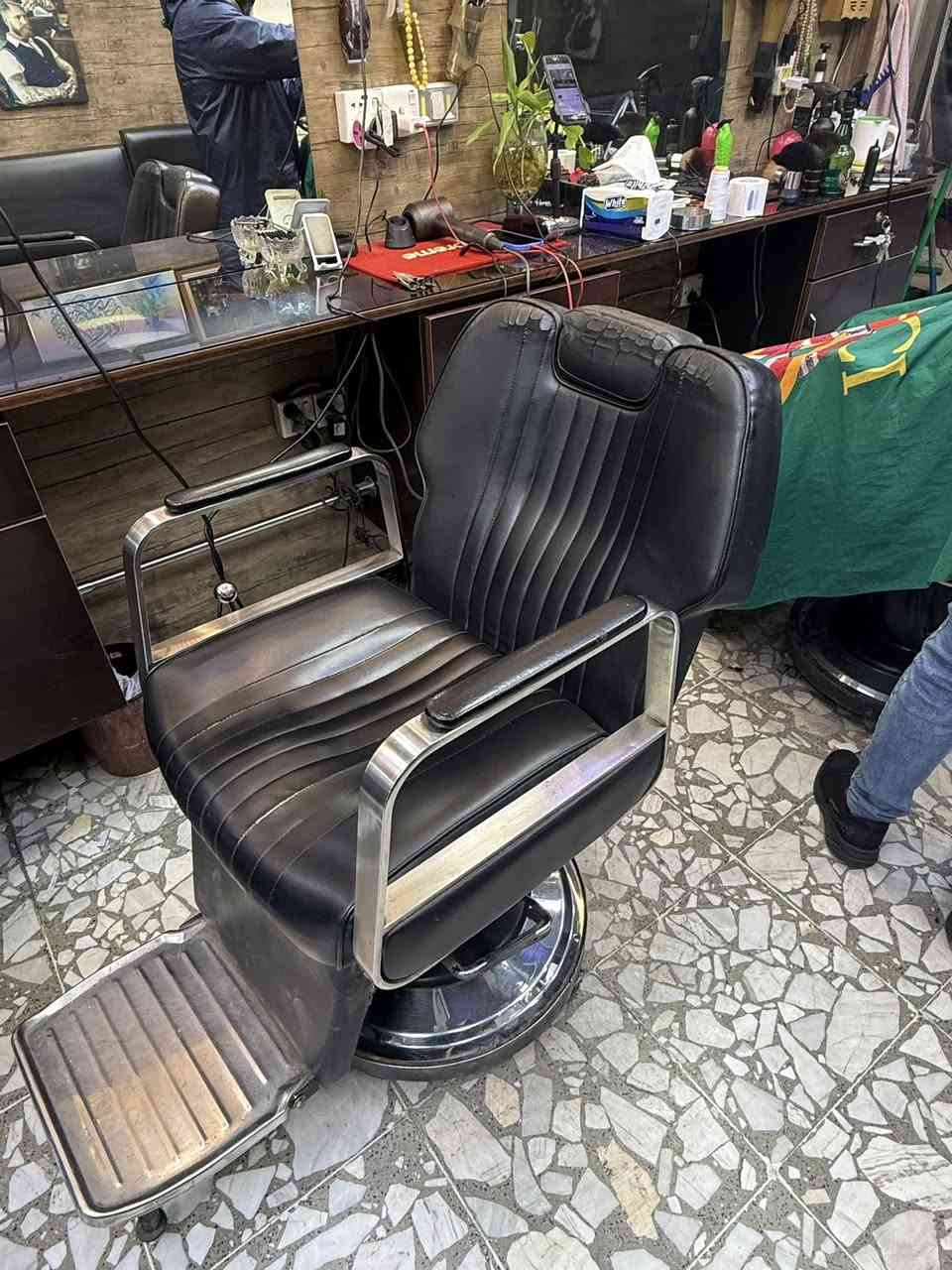 سلام عليكم شباب 
أغراض محل حلاقة للبيع

البيع كامل  أو قطع
اللي يعجبه شي يتواصل خاص
او يتصل ع رقمي ***********
