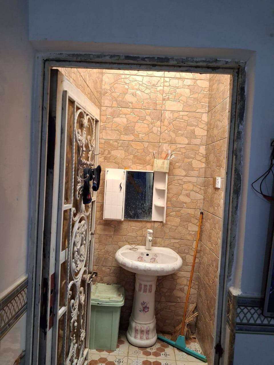 بيت البيع مستعجل بسبب الظروف البيت يتكون من ثلاثه غرف نوم  م خمسه في اربعه ع صاله سبه في اربعه استقبال سبعه في اربعه المطبخ قيد النشاء الصحيات داخليه وخارجيه البيت كلش نظيف الموقع  حي الصادق مقابيل الكناهره  المساحه ٢٤٠ الكلي الخدمات مجاري ماء وكهرباء وشارع عشر ١٠  تجي وشوف بعينك واني خادم ***********
