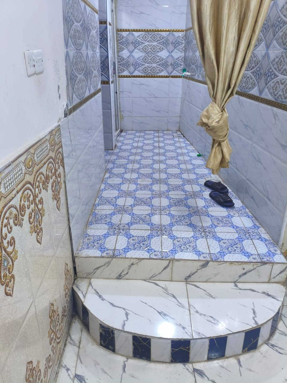 سلام عليكم دار سكن للبيع 
العنوان : ابو الخصيب بهل عيد خلاف سوق ابو الخصيب 
مكون من غرفتين وصاله ومطبخ وحمامات ومساحه خلاف البيت وبوجه البيت 
بيت مرتب وسعر مناسب رباط ارظي ورباط شبابيج 
السكف سندويج 
طابو زراعي عراقي اصل 
المساحة 320متر 
السعر 35وبي مجال 
استفسار ***********
