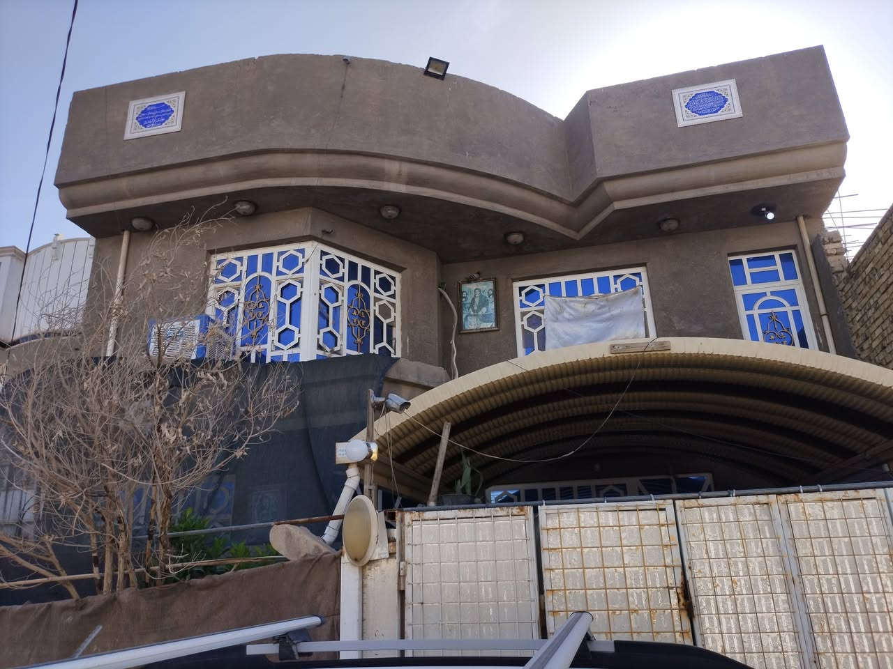 دار للبيع مساحة 100متر طابو صرف بأسمي 10*10 مربع 
العنوان خلف مول أهل الخير شارع الطهمازيه يبعد تقريبا 150 متر  عن شارع الطهمازيه 
طابق الاول استقبال+مطبخ حار ـ بارد + كلدور+مجمع صحياة
ارضيه كرانين  ومتر حزام سيراميك 
صحياة خارجيه 
الطابق الثاني  كلدور وغرفتين  
ارضيه سيراميك
جميع مواد البناء درجه اولى 
الإستقبال والصحياة سقوف ثانويه اولى 
بالعافيه علي يكون نصيبه يجي ويكعد كبل حتى تنضيف ماينضف
السعر  على الخاص او واتساب تلفون  *********** وبالخدمه
اعتذر على التصوير الداخلي للبيت اليشتري يجي ويشوف
لانه البيت كاعد بيه
