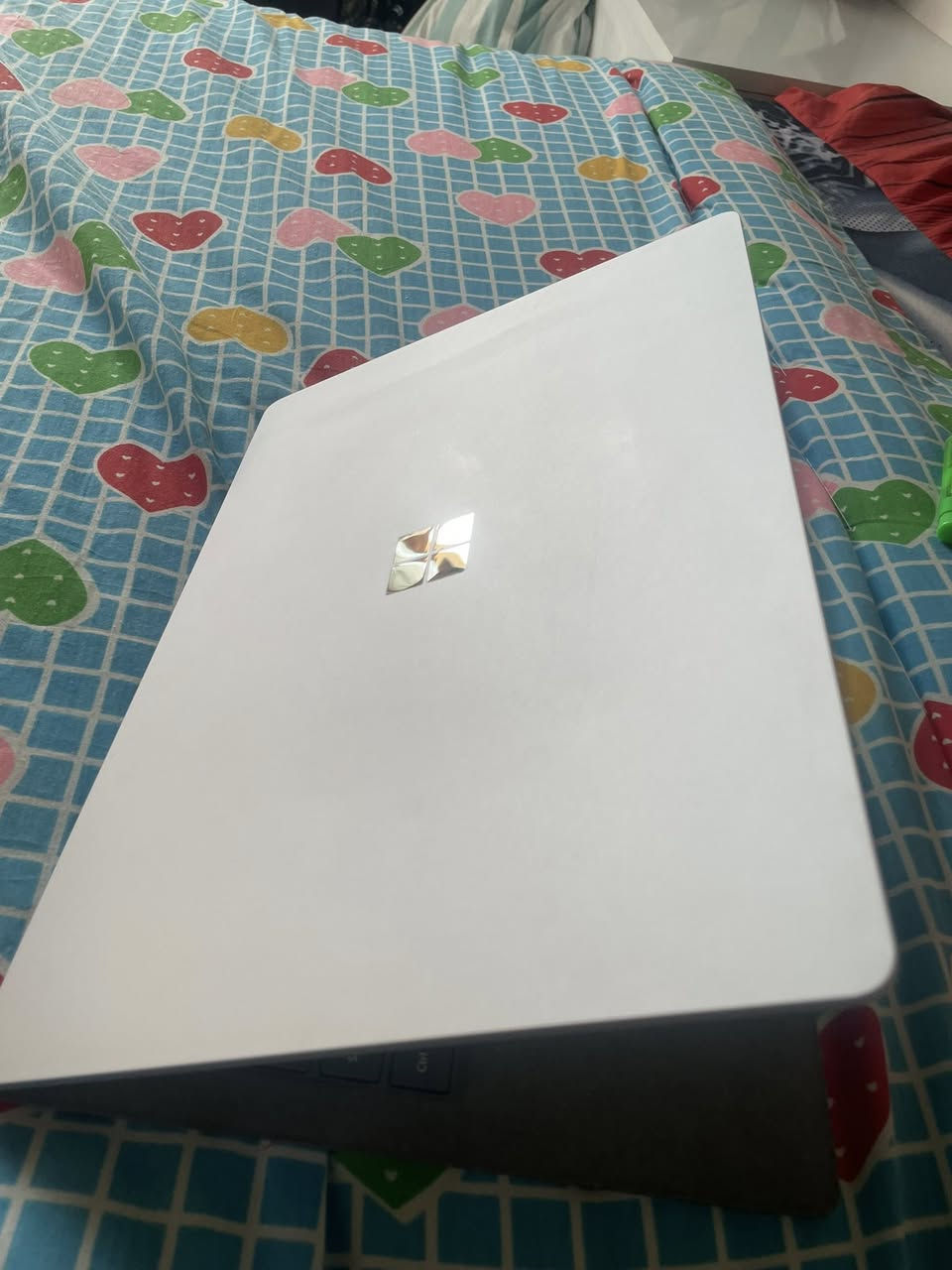 السلام عليكم
Surface laptop 3 (like new)

Screen : 13.5 inch 3k لمس
CPU : Core i7-1065G7 المعالج من الجيل العاشر
Ram : 16 GB الرام
GPU :Intel®️ Iris™️ Plus Graphics 8Gb كرت الشاشة
Hard : 512 SSd الهارد
Windows 11 pro اصلي

وزن اللابتوب : 1.2 كيلو غرام 🪶
 نظيف وممستخدم هواي 
السعر: 550 
مكاني ديوانيه ***********
