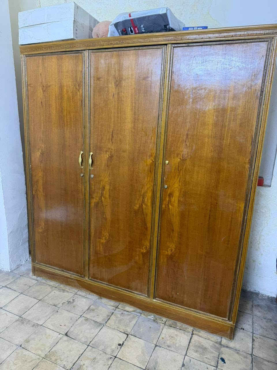 اثاث مستعمل للبيع:
تخم عدد2 يتحول الى سرير مع كرسي عدد2 سعرة 250
طبلات صاج عدد4 سعره25
كنتور 3 ابواب صاج سعرة70
جرباية حديد ام نفرين سعره50
كنتور 4 ابواب صاج سعرة 90
جرباية خشب عدد 2 الوحدة ب15 ثنين ب25
المراية 10
المجموع 520 اذا تاخذوهن كلهن 450 بيها مجال وبعيوني للتواصل على الرقم:***********
