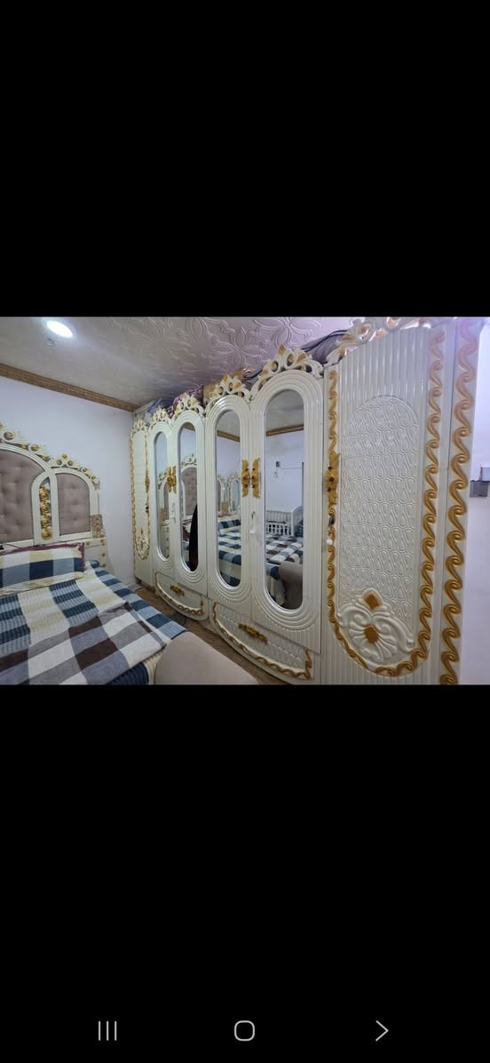 السلام عليكم
عندي غرفة اخشاب نجارة وحجمه جبير  بعده جديده اريد ابيعه ماخذه ب 3 وبيها مجال 
***********
