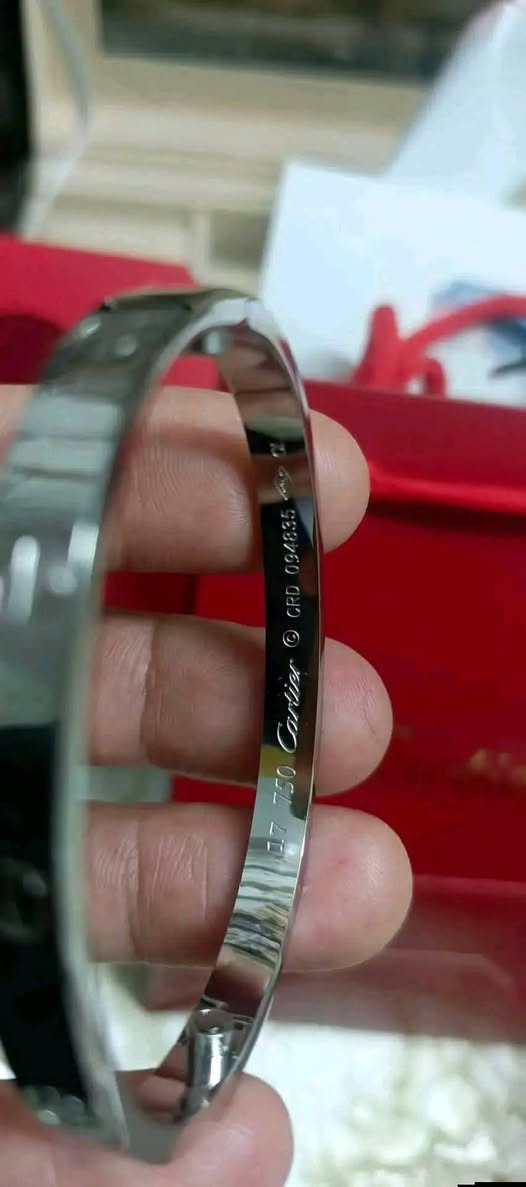 السلام عليكم اخوان هاذا. اسوار كارتير (الفيو)  لون (الابيض) او (الفضي) طلعلي ب امزون ال DHL  يجي وياة درنفيس وينفتح براغي من الجهتين يجي بگيس مثل مموجود بلصوره عندي كم قطعه منه ديبيع بسعر مناسب رجائن لحد يكسر بسعرة   باوعولي الختومات ودقتهن ونعومتهن وتفاصيله اشكد دقيقه مختوم 750 ختمين بجهتين اليساار مع ختم اسم كارتير وارقام ثانيه   مجاي اكلكم ذهب ابيض خالص ولا ابيعه علئ هل اساس عندي منه جموعه مرتبه دينباع غالي كلش اني اريد ابيعه بسعر مناسب يعني بيع سريع الي يريد قطعه وحده يدلل والي يريد اكثر من قطعه يستفاد منهن ويبيعهن بلسعر الي يعجبه و الله يرزق الجميع علق حتئ لو متشتري والخاص مفتوح ال اي استفسار.


**إذا كنت صاحب هذا الإعلان وتريد حذفه لأي سبب، رجاءا أرسل رسالة إلى الدعم الفني**