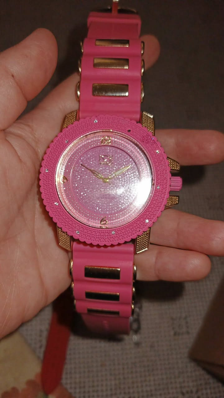 تبدو هذه الساعة من العلامة التجارية Jessica Carlyle، وهي ساعة نسائية تتميز بلون أحمر جريء مع تفاصيل ذهبية براقة. 

إليك أبرز مواصفات هذا الموديل:
التصميم: ميناء (وجه) الساعة باللون الأحمر، يحيط به إطار مرصع بقطع الكريستال اللامعة.
السوار: مصنوع من مادة السيليكون باللون الأحمر، مما يعطيها طابعاً رياضياً وعصرياً في آن واحد.
الوظائف: يحتوي الميناء على عدادات داخلية (Sub-dials) تضفي مظهراً شبيهاً بساعات الكرونوغراف.
الهيكل: يأتي بهيكل معدني باللون الذهبي الوردي (Rose Gold) الذي يتناغم مع اللون الأحمر.


**إذا كنت صاحب هذا الإعلان وتريد حذفه لأي سبب، رجاءا أرسل رسالة إلى الدعم الفني**