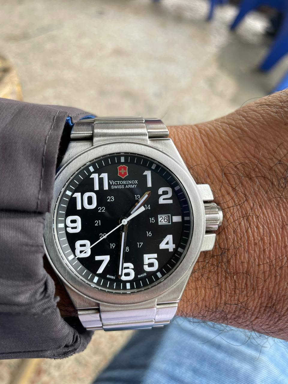 ساعة يد سويسري ماركة victorinox تصميم انيق وجودة ممتازه
مينا سوداء مستديرة مع علامات ساعه بأرقام واضحه سهلة القراءه وخاصية عرض التاريخ عند الساعة الثالثة 
هيكل وابزيم من الفولاذ المقاوم للصدأ 
شاشة من الزجاج الزفير 
سوار من الاستانليس ستيل


**إذا كنت صاحب هذا الإعلان وتريد حذفه لأي سبب، رجاءا أرسل رسالة إلى الدعم الفني**