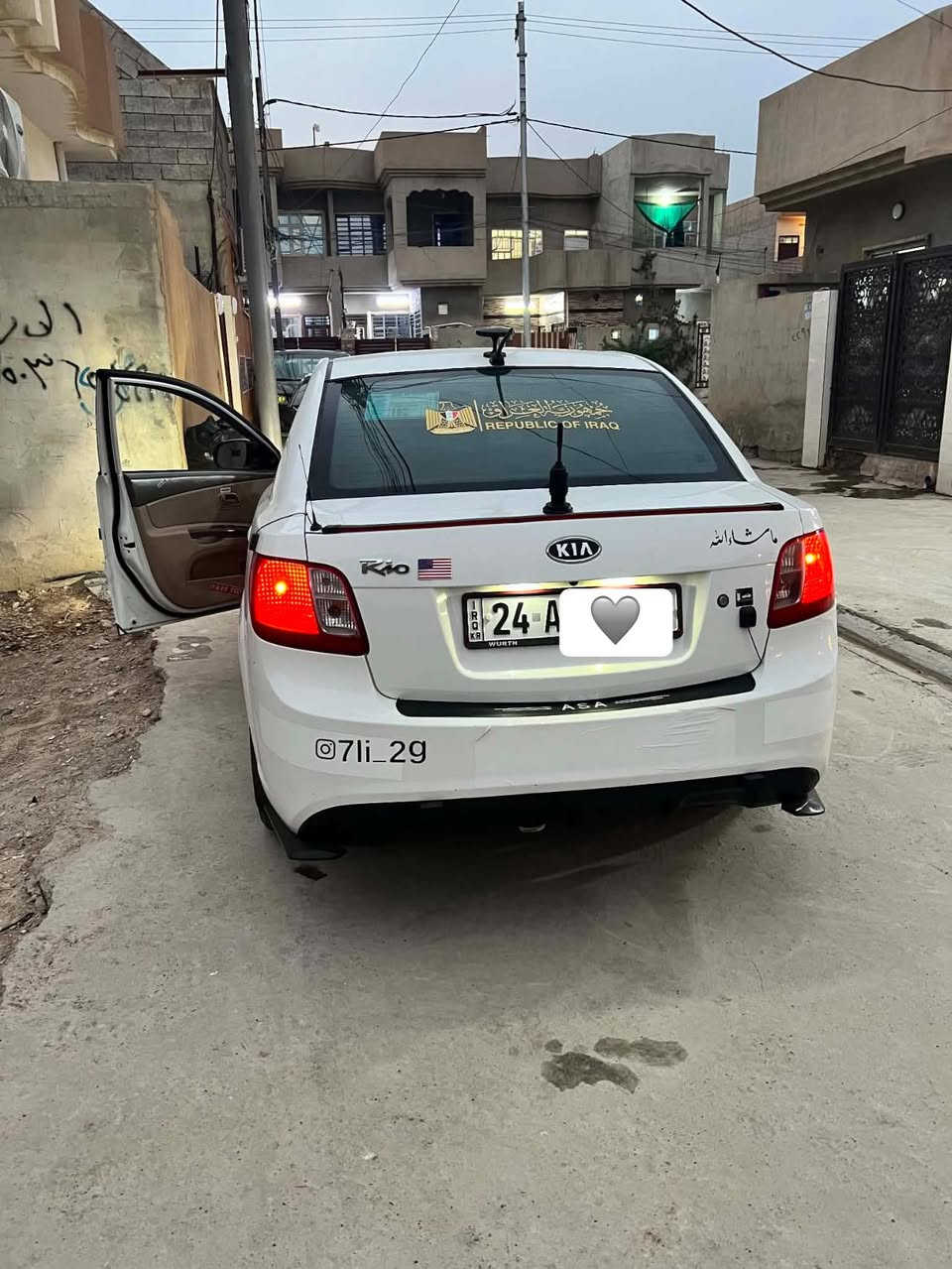 السلام عليكم 
كيا ريو موديل ٢٠١١
ضرر
فوك الايت شبر
وبارد بين البابين

سياره عليها منضومه زينون
مضخم صوت 
شاشه
ارضيه جلد

السعر ٩٥ 
***********
***********
