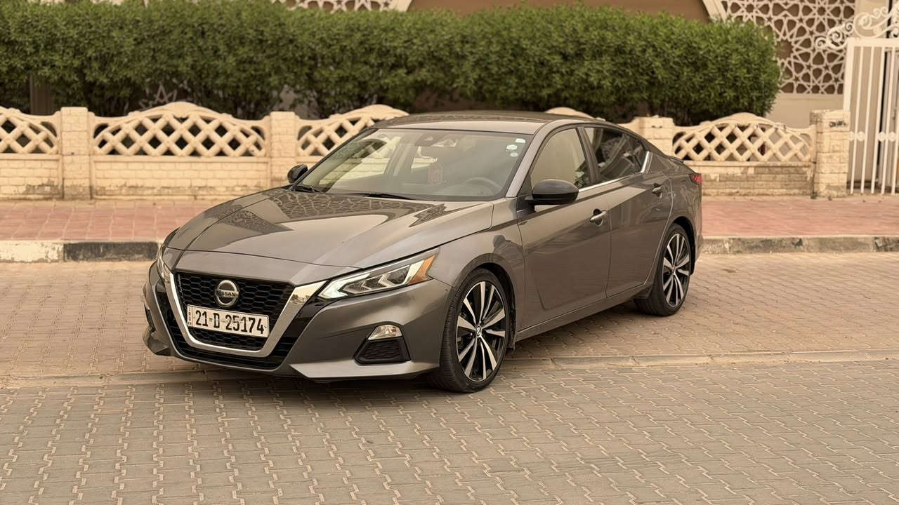🚘✨
Nissan Altima
موديل 2022 | فئة SR | لون رصاصي غامق🤍
فول مواصفات عدا الفتحة السقفية 🔥

▪️ محرك 4 سلندر 2500 اقتصادي وعزم ممتاز
▪️ كير CVT ناعم جدًا بالتبديل
▪️ تشغيل بصمة + تشغيل ريموت
▪️ دخول ذكي لجميع الأبواب
▪️ شاشة وسطية كبيرة Touch Screen
▪️ نظام صوتي نقي وواضح 🎶
▪️ كاميرا خلفية عالية الدقة
▪️ سنسرات أمامية وخلفية
▪️ رادار أمامي وتحذير اصطدام
▪️ تنبيه خروج عن المسار
▪️ مثبت سرعة للسفر والطرق السريعة
▪️ تحكم كامل بالدركسون
▪️ شاشة معلومات داخل العدادات
▪️ إضاءة LED أمامية وخلفية
▪️ DRL نهاري رياضي ✨
▪️ داخلية سبورت مرتبة وفخمة
▪️ كراسي مريحة جدًا للسفر
▪️ تبريد وتدفئة للمكيف ممتازة ❄️🔥
▪️ فتحات تكييف خلفية
▪️ USB + Type-C
▪️ شاحن سريع للموبايل
▪️ عزل شارع ممتاز وصوت هادئ
▪️ صرفية بنزين اقتصادية جدًا
▪️ نظام ECO لتوفير الوقود
▪️ نظام مانع انزلاق وثبات
▪️ وسائد هوائية متعددة للأمان
▪️ تشغيل هادئ وثبات عالي بالطريق
▪️ شنطة خلفية واسعة جدًا
▪️ شكل هجومي ورياضي يلفت النظر 😮‍💨🔥
▪️ مناسبة للشغل، السفر، والاستخدام اليومي
▪️ سيارة نظيفة وتفاصيلها مرتبة من الداخل والخارج ✨

سيارة تجمع بين الفخامة، الراحة، الاقتصاد، والشكل الرياضي بنفس الوقت 🤍�
📍حادث جاملغ خلفي عكس السايق بارد مع صبغ
📍تبديل باب عكس السايق نفس اللون
📍بدون ايرباك
📍ماشيه 77000 كم
📞***********
