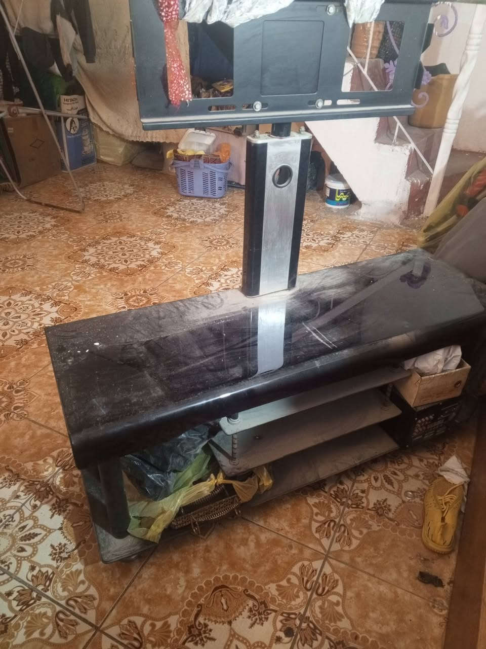 شاشه شونك حجم 32سمارت واي فاي السعر 90
شاشه ال چي سعر 50 
عربانة طفل 15 
ميز بلازمه 30 
***********
