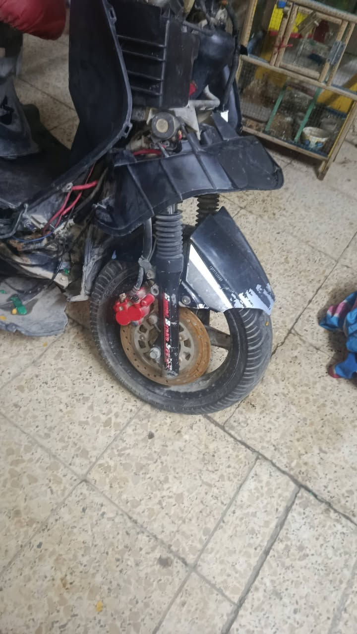 دراجه سكنس نثيه 140 ياباني كابرتير الدراجه كوم حديد بس تفاصيلها كتالي
ضفيره جديده مال تفصيخ
كفرات كامله بس بيهن كسورات موجوده اني فاتحهن
مكينه تجفيت جديد مضبوط وكم موجود سحب قوي 
الدراجه عطلها كهربائيات ناريه بيه تشتغل بس تكطع ومن تطفى يرادلك 10 يلا يشغلوها وايضآ الكابريتر تعبانه ابيع كوم حديد الي تفيده معروضه 250 الف بيها مكاتبه مكان الحريه الدولعي موجود واتساب ومازنجر رقم الواتساب ***********
