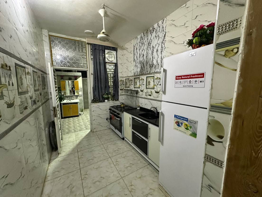 السلام عليكم دار للبيع المساحه 105متر طابو زراعي سند 25 بناء سنه 2020 يتكون من هول واستقبال ومطبخ  وغرفه نوم وصحيات داخليه وخارجيه ومنور على الغرفه مجاري للباب الشارع تبليط العنوان ابو خستاوي شارع سيد علي الاستفسار مراسله الصفحه او الاتصال على الرقم ***********
