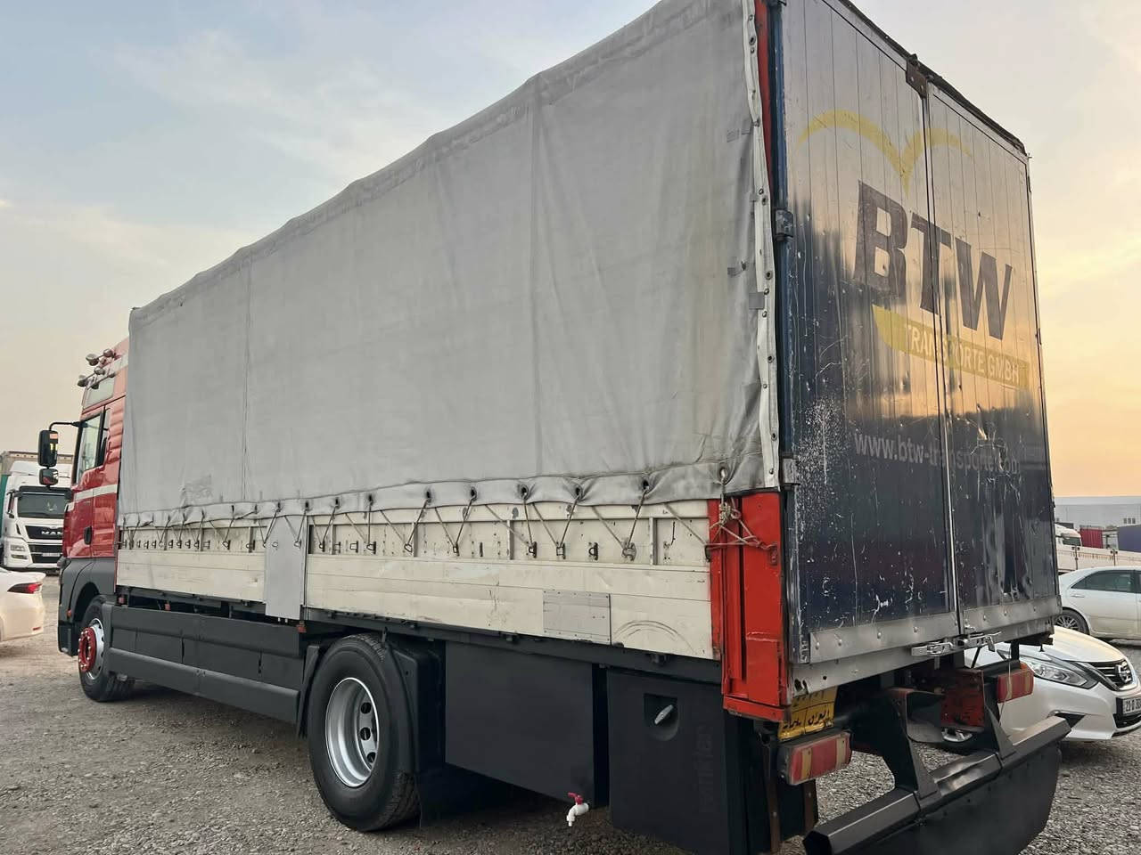 مان موديل ٢٠٠٣
٧/١٠متر حجم مكينة ٤١٠كير عادي رتايدةر 
مكان سيارة كلار سعر١٣٠مجال ***********
