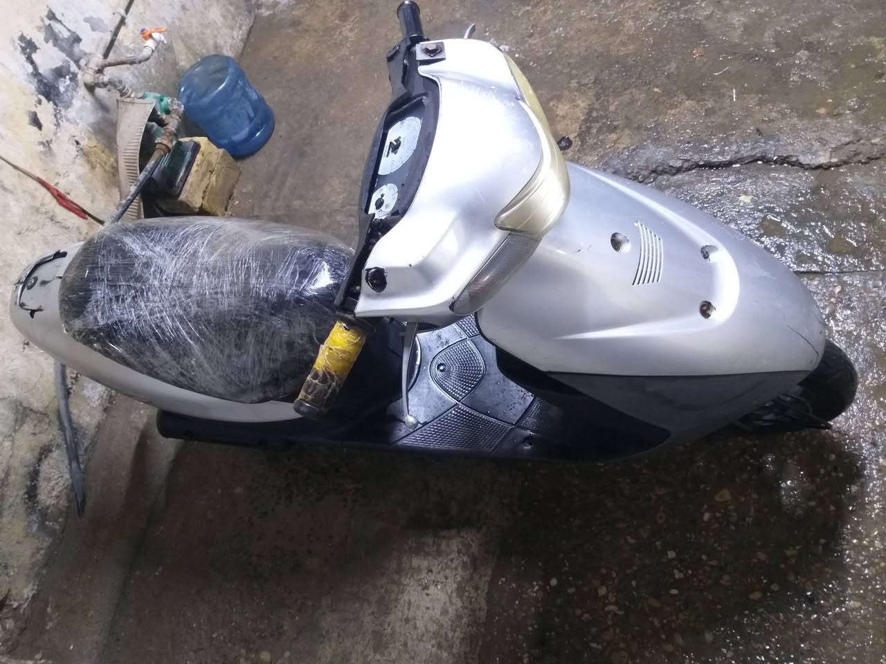 السلام عليكم دراجه للبيع ابيع كوم حديد الدراجه هسه مجفته وشغاله بس عفته 4ايام  مامشغله وهسه ماشتغلت عندي ابيع عل موجود كلشي شغال بيه العنوان كوت هاتف ***********لااثير بي واتساب ***********
