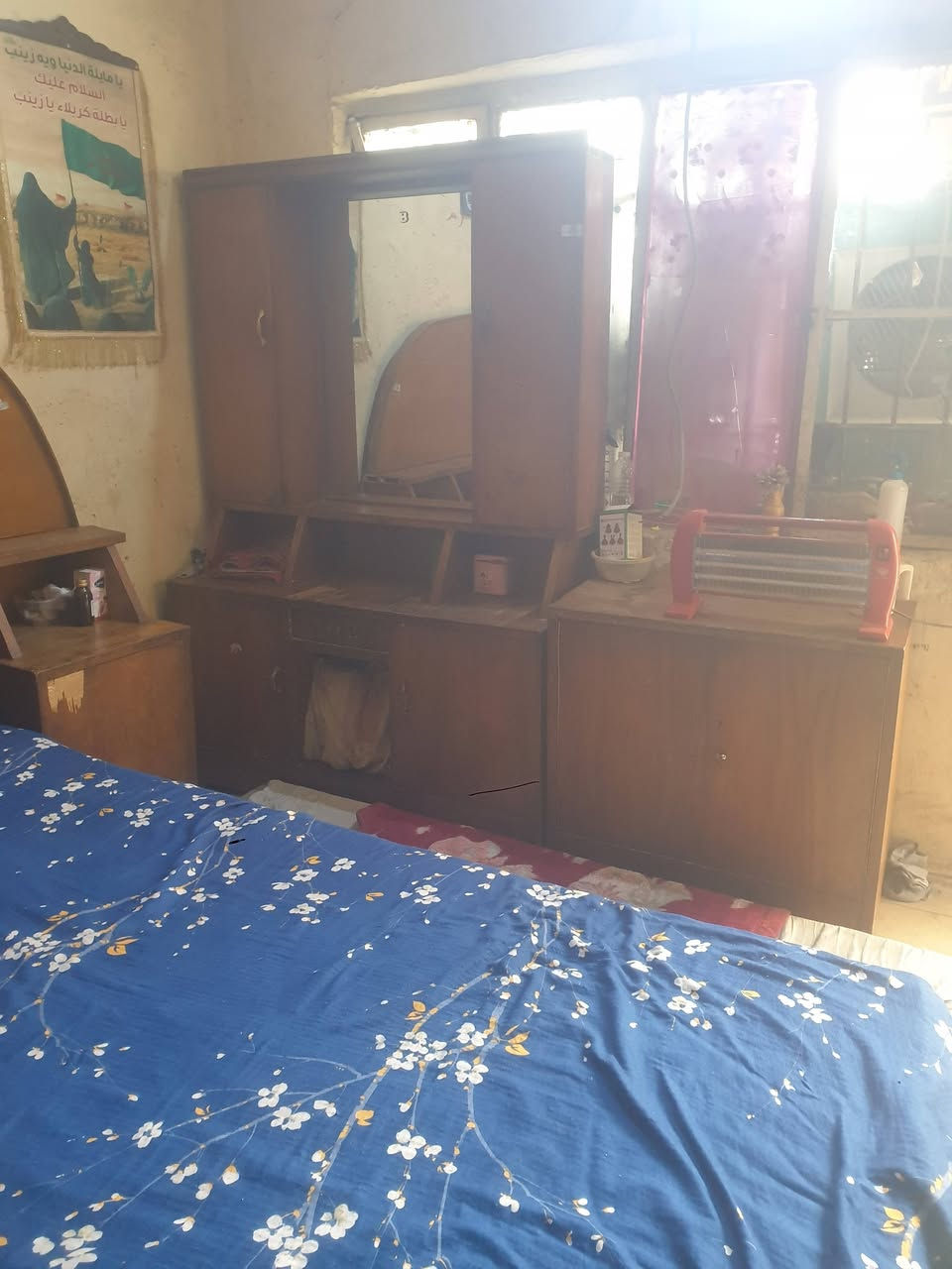 السلام عليكم اغراض مستعمله للبيع بسعر مناسب الي يريدهن يتصل او يراسلني ع الواتساب *********** العنوان مدينه الصدر
