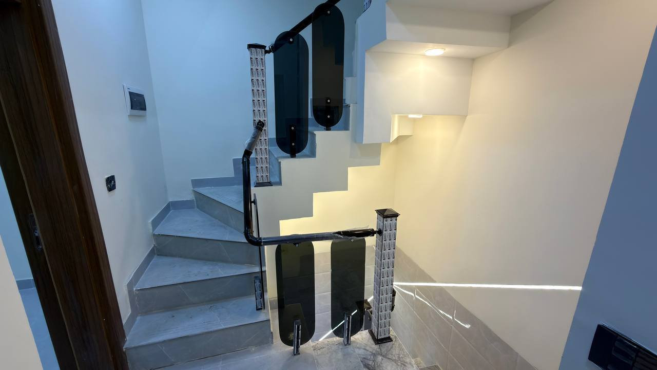 مشتمل للبيع مساحة 55 متر بناء حديث
حي الجهاد ضباط مقابيل العاب جنة الكرخ 
محتويات 2 نوم صالة مطبخ صحيات عدد ***********
