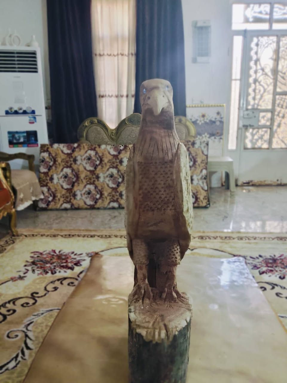 السلام عليكم للبيع نسر مصنوع من شجرة القلم طوز السعر 300 وبيه مجال العنوان بغداد سبع البور واليحب يتصل واني حاضر *********** متواجد واتساب
