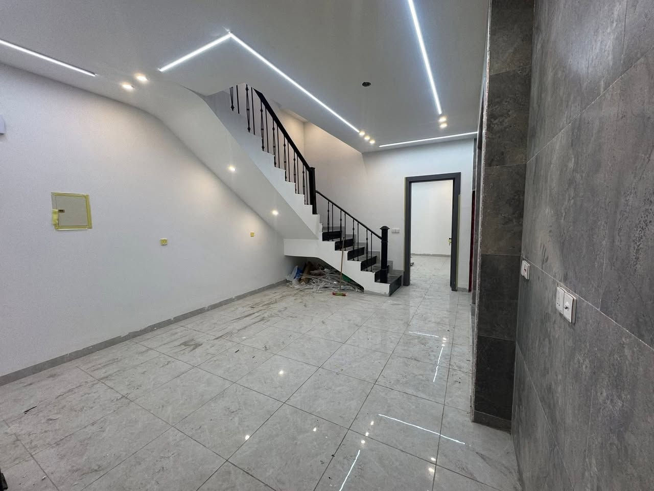 السلام عليكم// مساحه 120متر

دار للبيع حي الجهاد منطقه الأساتذة قريب خلف اربع شوارع 

الدار يحتوي على 3طوابق 

تسليم مفتاح 🔑 جاهز للسكن 

(واجهه6متر  20 متر ) 

الطابق الاول يحتوي على/كراج /صاله /مطبخ و مطبخ حار / هول داخلي كبير / شلال داخلي/ غرف نوم /  صحيات/ مناور خلفي 

الطابق  الثاني يحتوي على/ غرف نوم عدد(. 3. ) وصحيات عدد(. 2. ) مفصوله 

الطابق الثالث  يحتوي على/ غرف نوم كبيرة/ مطبخ صحيات/ سطح امامي 

واجهه بورسلين إسباني 

ارضيه مرمر 

سيراميك المطبخ  وحمامات الواح 

للاستفسار والتواصل
***********
