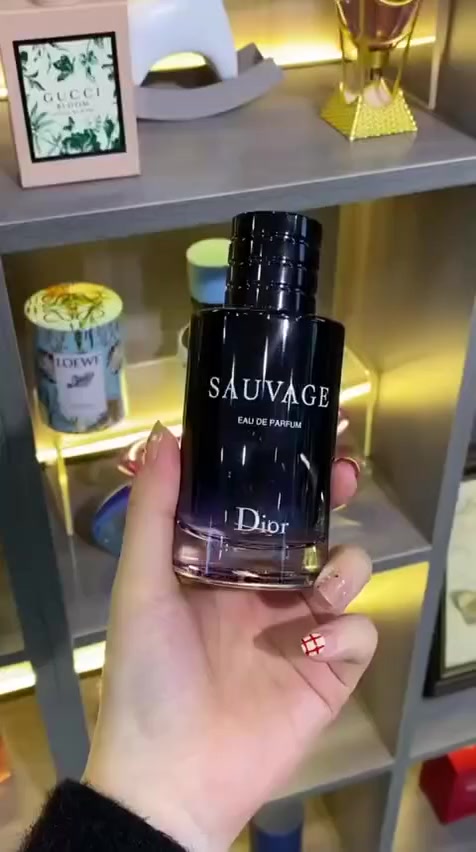 عطر سوفاج الفرنسي 🫦 SAUVAGE 

البرفيوم الأكثر مبيعاً واثارة بالعالم 🥇
عطر سوفاج اطلقته ديور للعطور وتميز بكونه اكثر العطور الرجالية اثارة🖤
 تركيبة جريئة وقوية تمنح الانتعاش والثقة للرجل وهو عطر الكلاسيكية الخالدة ورمز للذوق الرفيع🖤
حكاية من حكايات الجمال والأداء الخرافي وتناغم النوتات العطرية من أفخم العطور 🖤ثباتيـة تجنننن لفتـرة طويلة. 
رائحة تخطف الأنظار 🤩عطر ينبض بالإنتعاش 🔥
الـمنشأ / فـرنسا 🇫🇷 ماستر كوالـتي
#عطر_ديور_سوفاج 
#اكسبلور #explore #مشاهدات.


**إذا كنت صاحب هذا الإعلان وتريد حذفه لأي سبب، رجاءا أرسل رسالة إلى الدعم الفني**