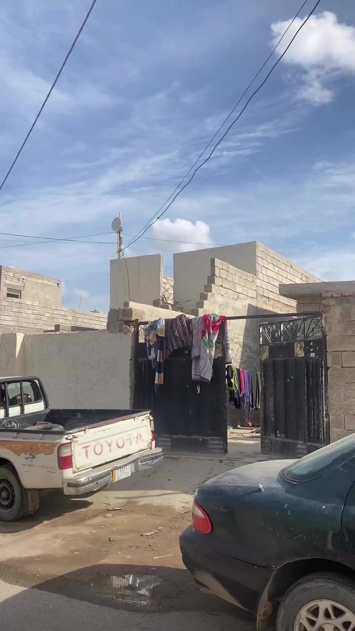 السلام عليكم يوجد دار للبيع في حي الفرسان المساحه100متر منطقه سكنيه ع تبليط كامله خدمات 
وقريب جدا عن شارع السعر 26
الاتصال***********
