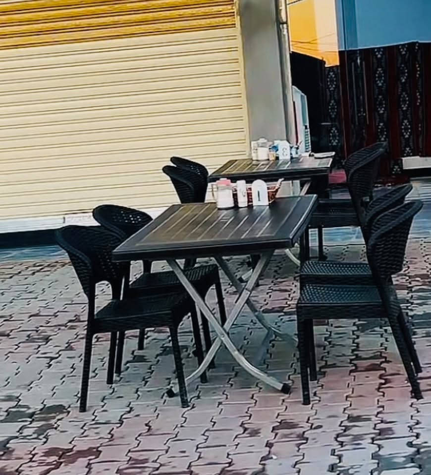 منقله شوي طوله ثلاث أمتار معا ميز مطبخ عدد اثنين
طاولات كراسي عدد الطاولات اربعه عدد الكراسي 16كرسي 

كعده عربيه كامله متكونه من اربع كعدات هنه وطاولاتهن  غراض مطعم كامله الي يحتاج لمطعمه شي منهن يخابرني وحياكم الجميع ***********
