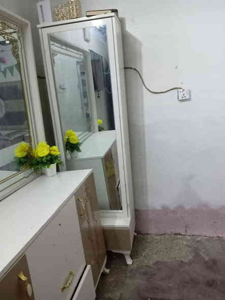 سلام عليكم لبيع غرفت خشاب كمله تركي جديده مستخدما 5اشهر 
جديده لوك اسعره 525اتوصل علرقم ***********
مكلف بنشر
