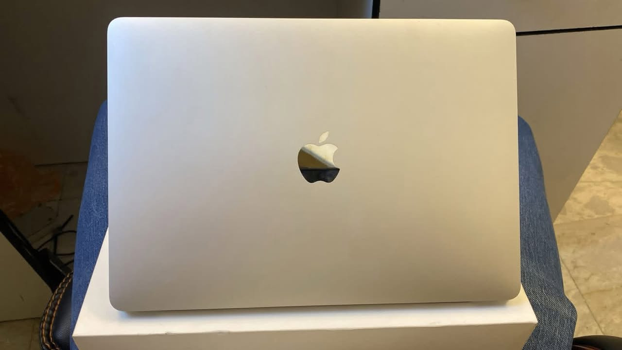 للبيع: MacBook Pro M1 – موديل 2020 بحالة ممتازة

🔹 المواصفات:

 • الموديل: MacBook Pro

 • المعالج: Apple M1

 • سنة الصنع: 2020

 • سعة التخزين: 256GB SSD

 • الذاكرة (RAM): 8GB

 • نظام التشغيل: macOS Sonoma 14.6.1

 • اللون: فضي (Silver)

🔹 المميزات:

 • شاشة Retina Display بدقة عالية وألوان واضحة

 • Force Touch Trackpad كبيرة وسلسة في الاستخدام

 • سماعات ستيريو جانبية بجانب لوحة المفاتيح بصوت قوي وواضح

 • بطارية ممتازة وأداء ثابت بفضل معالج M1

 • تصميم أنيق وخفيف، مناسب للدراسة، العمل، والبرمجة

🔹 المنافذ:

 • منفذين USB-C (Thunderbolt) على الجهة اليسرى

سعر مناسب جداً مقارنة بالأداء والحالة

📍 الجهاز نظيف وحالته ممتازة


**إذا كنت صاحب هذا الإعلان وتريد حذفه لأي سبب، رجاءا أرسل رسالة إلى الدعم الفني**