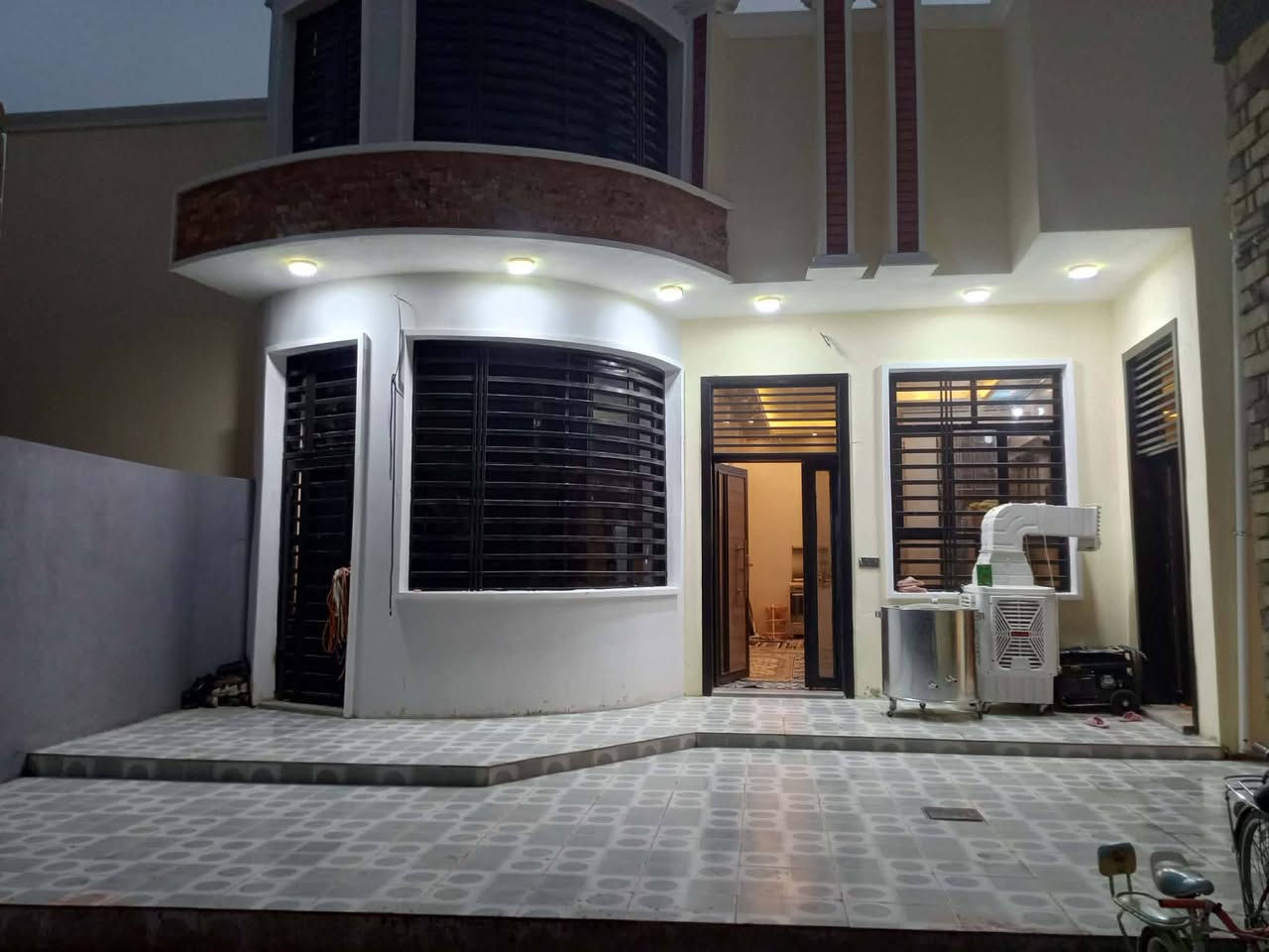 السلام عليكم بيت في حي الامين الاول مساحه350 متر السعر اتصل صاحب الدار غرفتين نوم وصاله واستقبال وصحيات داخليه وخارجيه ***********
