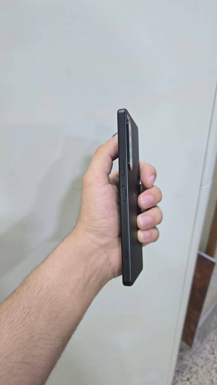 سوني Xperia  1 Marka 4
ذاكرة 128GB رام 8GB معالج Snapdragon 8 Gen 1 شاشة 6.1 إنج OLED 120Hz كاميرات ثلاثية 12MP و يصور فديو 4K 120 فريم شاشته بل العاب توصل 90 فريم جهاز قوي وعامي وكلو شغال شرط وضمان نضافه فول للبيع للمراوس مكاني العلم ***********السعر 210  وبي مجال

