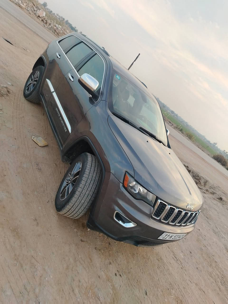 السلام عليكم جيب 2019 شيروكي  وارد امريكي مكفوله ماعدا دعاميه اماميه بيها صبغ  مكينه كير مكفوله تخم تاير سياره مابيها اي نقص مكاني بغداد الدورة مراوس ترهم سعر250 وبيها مجال هذا رقم تليفون***********
