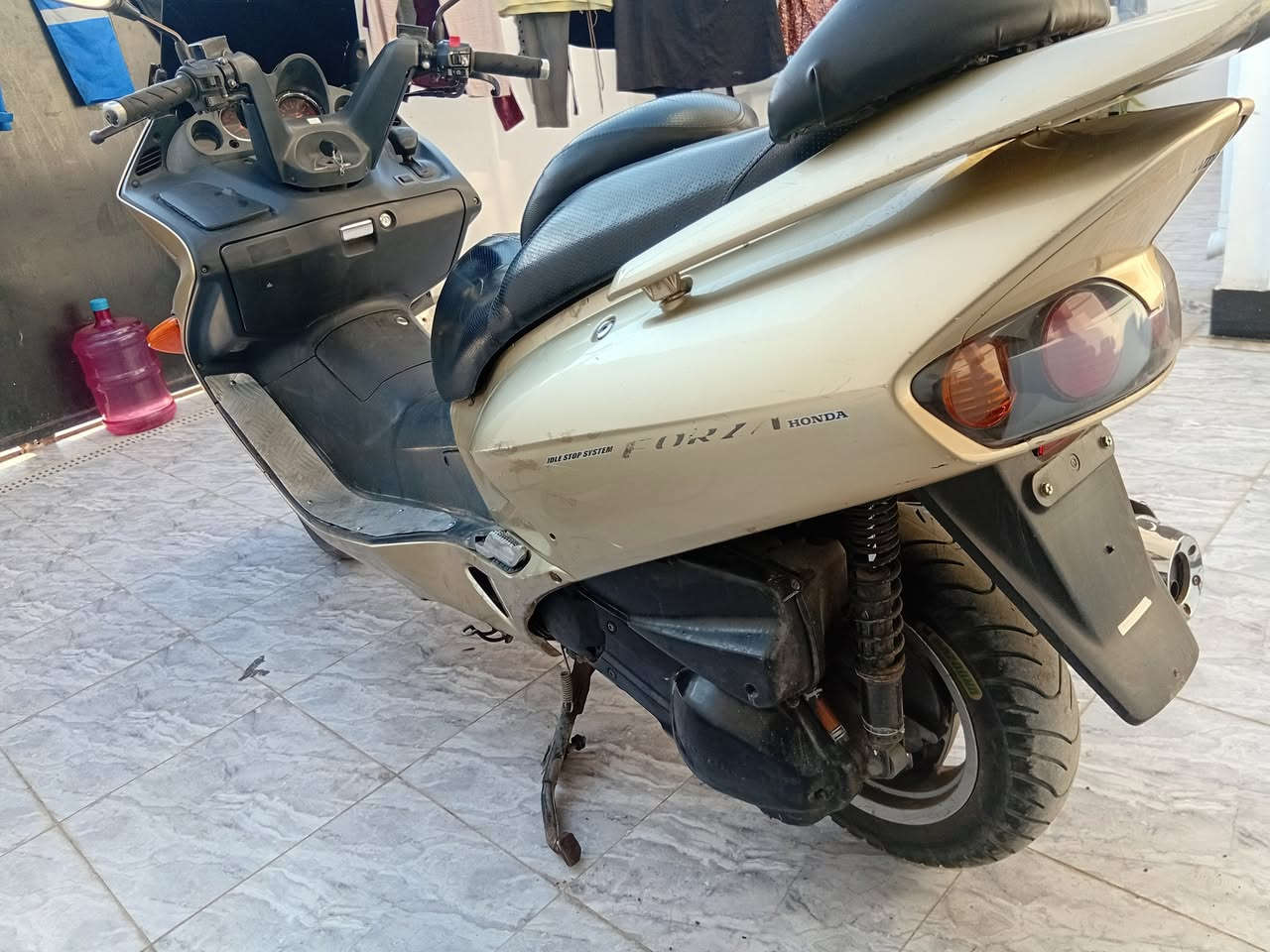 السلام عليكم فورزه صفر سته سويج
الدراجه مكفوله من لمكينه لا تبخير ولا تنقيص وبرغي ما مفتوح بل مكينه كهربائيات كلهه شغاله ترايهه يخبل متسمعله صوت نهائيا 
دراجه نضافه لكفرات 90 بل ميه مثل ما موضح بل صوره بيه نقص كفر ل اشاره ال يسره فقط جيب فيتر وتعال افحص العنوان بغداد بوب الشام الرقم *********** خاص ماعندي
