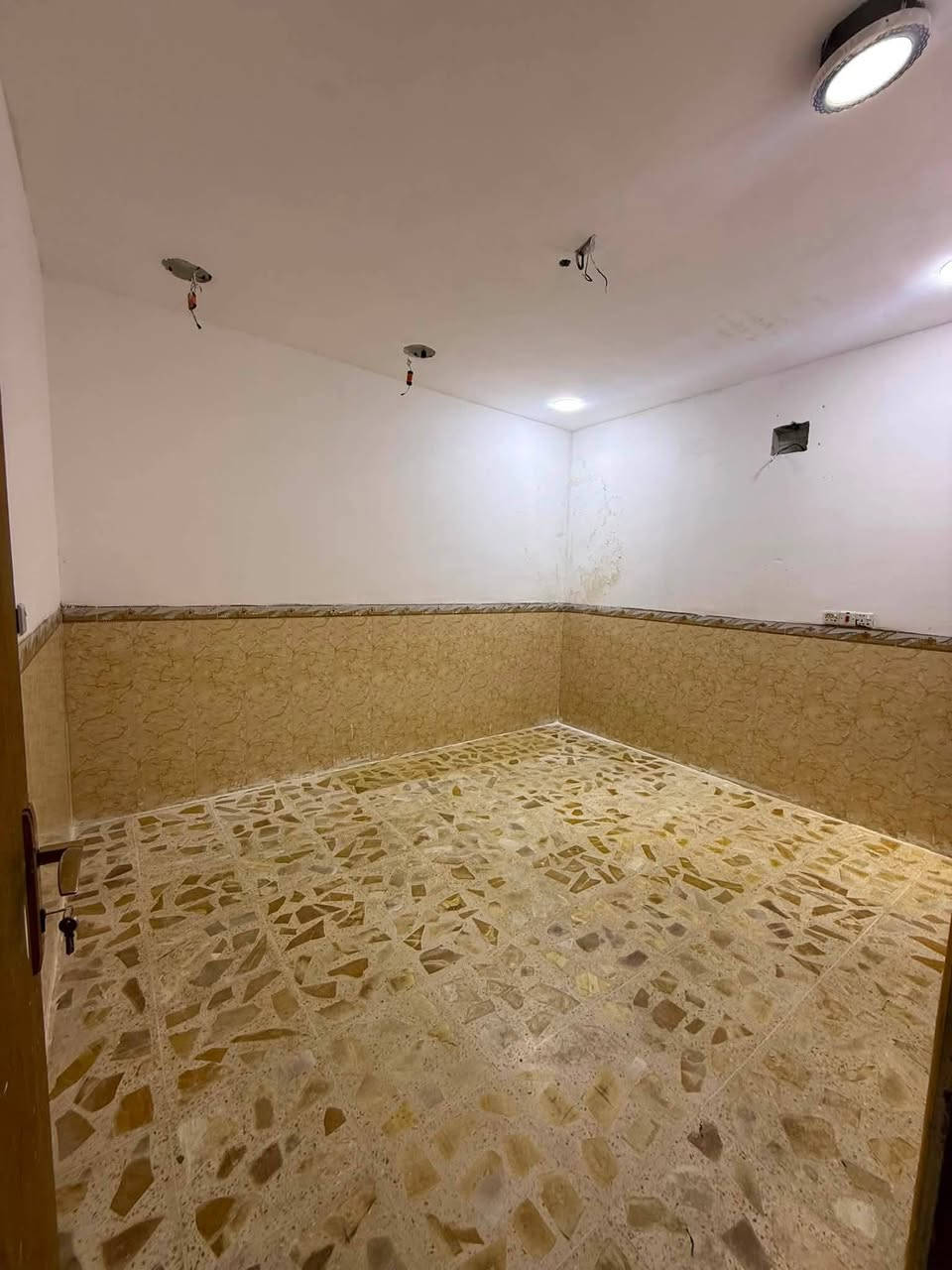 السلام عليكم بيت للايجار في الكرادة الناظمية رقم***********
يحتوي على عرفتين 
مطبخ 
ستقبال 
حمامين
كراج كبير
منورين
المساحة120متر 
طابق ارضي 
معزول
