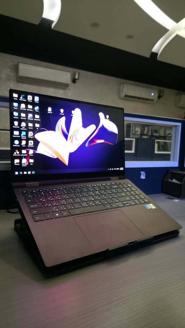 اللهم صل على محمد وال محمد
السلام عليكم شباب
للبيع لابتوب Samsung Galaxy Book2 Pro 360 مستعمل الجهاز غني عن التعريف، من أرقى وأخف اللابتوبات بالعالم. يجمع بين قوة اللابتوب وعملية التابلت (ينطوي 360 درجة وشاشته لمس).
الجهاز نظيف جداً  استخدام خفيف، وما مفتوح ولا مصلح نهائياً
💻 المواصفات الفنية
المعالج (CPU): Intel Core i7 1260 p
معالج الرسوميات (GPU): Intel Irix Xe
الشاشة: شاشة Super AMOLED تدعم اللمس (Touch) وتنطوي 360 درجة بالكامل.
الذاكرة (RAM):16 جيجابايت LPDDR5
الهارد (Storage): 1 تيرا NVMe SSD
السعر: 850 الف
المكان: بغداد


**إذا كنت صاحب هذا الإعلان وتريد حذفه لأي سبب، رجاءا أرسل رسالة إلى الدعم الفني**