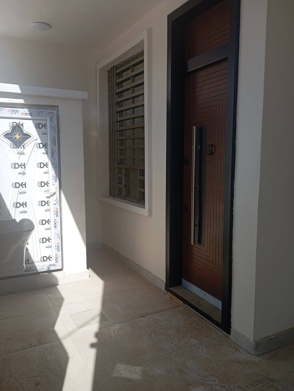 السلام عليكم دار للبيع المساحه 100 متر الدوره البعيثه مجمع العيثاوي خامس فرع من الشارع العام طابق ونص اثنين نوم وصاله ومطبخ وحولي وبيتونه جبيره ومنور وعدد صحيات ثلاثه البيت نظام كاميرات جبسون بورد ابواب تركيه محجر المنيوم تركي شبابيك تركيا الدار باسمي مباشر تنازل شركه السعر117 وبي مجال للاستفسار اكثر الاتصال على الرقم ***********
