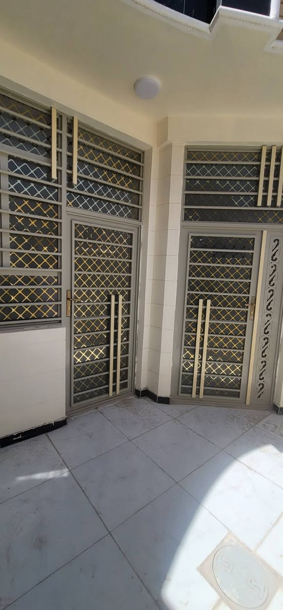 السلام عليكم للبيع بيت ١٠٠ متر طابق واحد بناء حديث طابو زراعي سند ٢٥ يبعد عن الامام الحسين عليه السلام ٤ كيلو السعر ٩٠ وبيه مجال للإستفسار ***********
