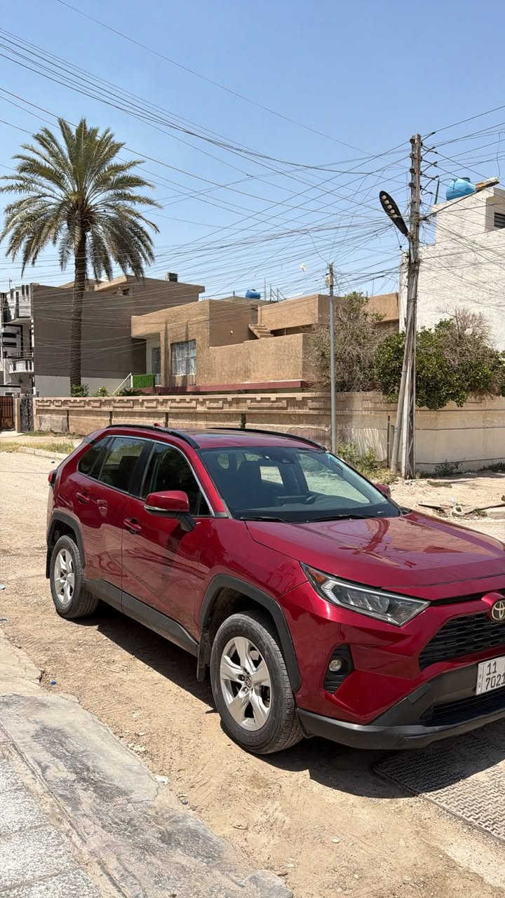 السلام عليكم
Rav 4 2021 xle 
محرك 2500 بانزين 
فول الفول 
رقم بغداد باسمي تحويل ثاني يوم 
مواصفات 
شاشة/ كامرة / فتحة سقف / كشن كهرباء تدفئة / صندوك كهرباء / فور ويل / مودات قيادة / بصمة تشغيل وبصمة ابواب 
السيارة فول مواصفات 
ماشية 40الف 
حادث السيارة دعامية امامية صبغ فقط 
بيها بارد بالبنيد وبارد بالجاملغ 
السيارة بدون قطرة صبغ عدا الدعامية 
ايرباك ستيرن 
سعر السيارة 195$ وبيها مجال بسيط للشراي 
مكاني بغداد البنوك 
اي استفسار اتصل 
***********
