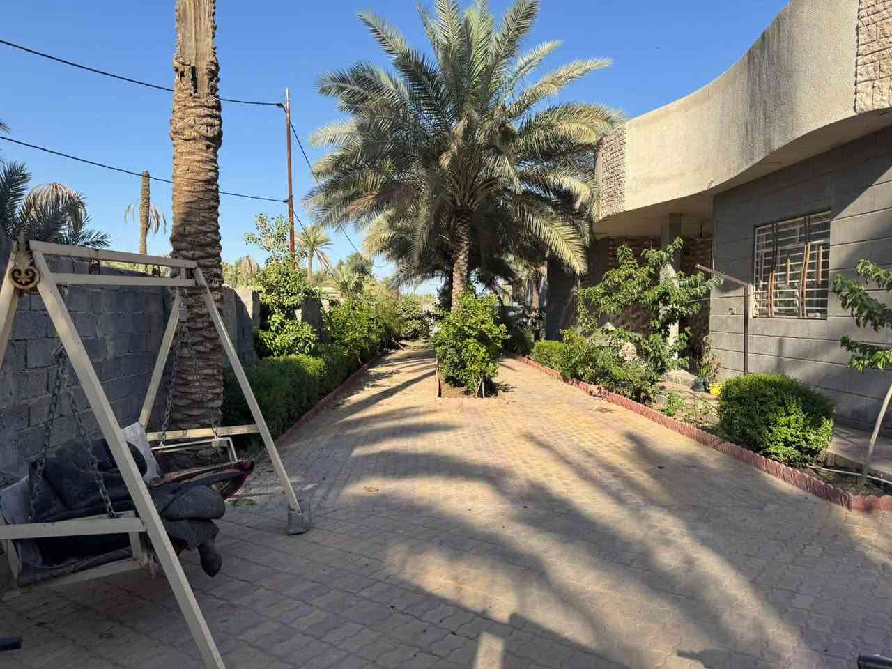 للبيع نصف دونم سند 25 تحويل بأسم المشتري 
يحتوي على بيت  بناء حديث  مساحة البيت 250. متر
 بي 4 غرف نوم  استقبال صاله البيت خريطة كلش حلوة مطبخ حار وبارد 
ويحتوي على 12 نخلة كلهن محملات
العنوان /   كربلاء  ،، منطقة الحافظ خلف مشتل العتبة الحسينية يبعد عن الشارع العام 600. متر
 متوفر  كافة الخدمات كهرباء وطني كهرباء مولده الشارع  * ماء اساله باب البيت 
للاستفسار اتصل على  
***********
