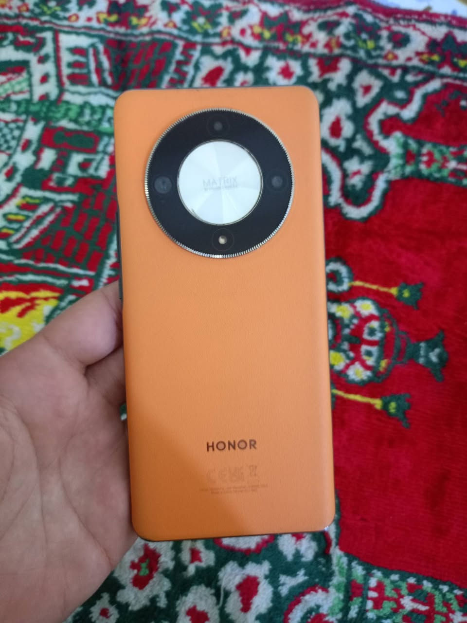 هونر اكس 9 بي فايف جي 
ذاكره 256
رام  12+8
شاشه 120 هرتز
بطاريه 5600
السعر 225 
***********
مكاني الجانب الايمن
